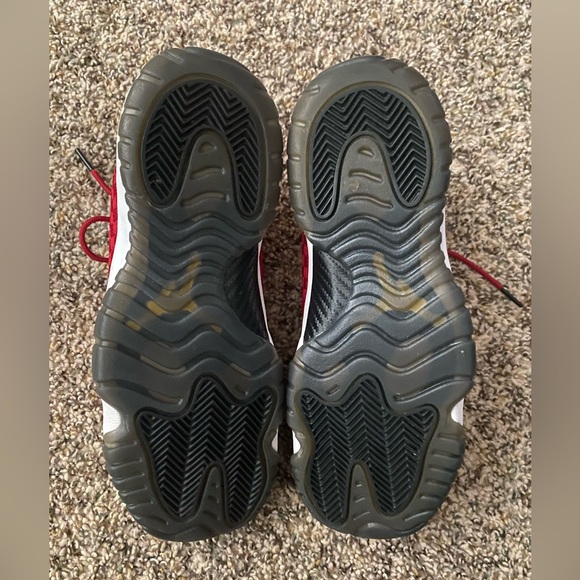 Jordan Future Low - gym red - youth 6.5 (8 in women’s) - Picture 7 of 7